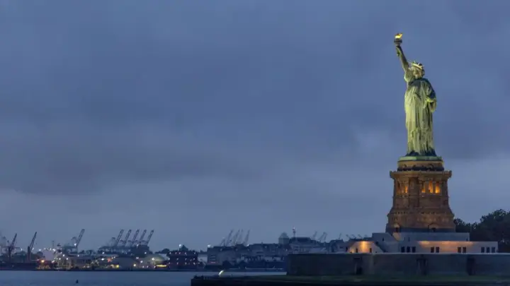 Barco ilegal vira próximo à Estátua da Liberdade e mata mãe e filha nos EUA