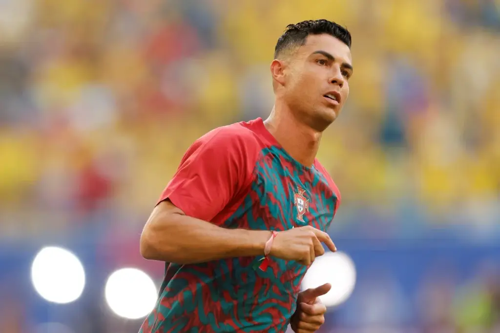 Cristiano Ronaldo muda visual e aparece ruivo nas redes; veja foto