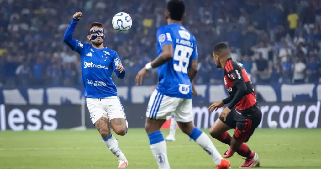 Flamengo sai atrás, mas busca empate contra o Cruzeiro pela Libertadores