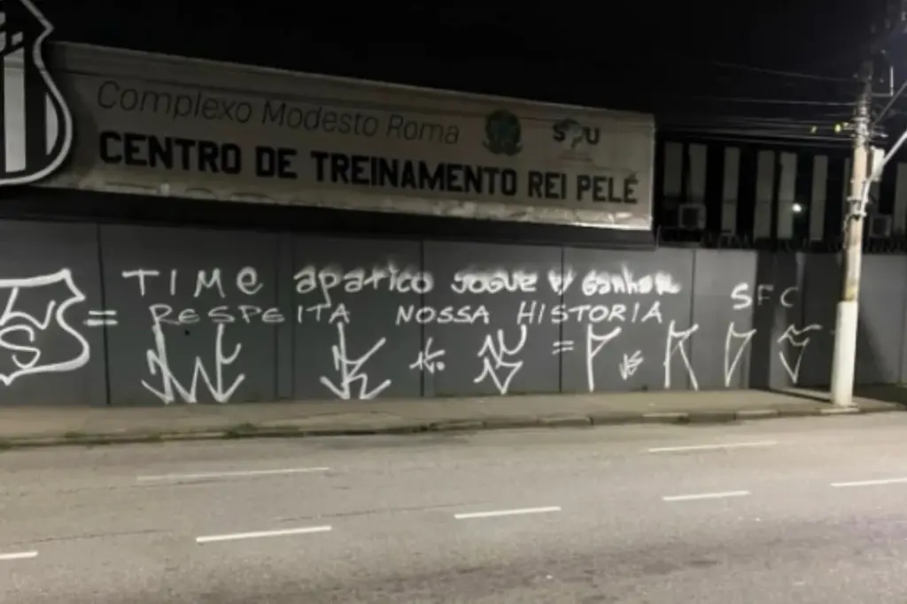 CT do Santos é pichado após derrota para o Palmeiras na Copa do Brasil