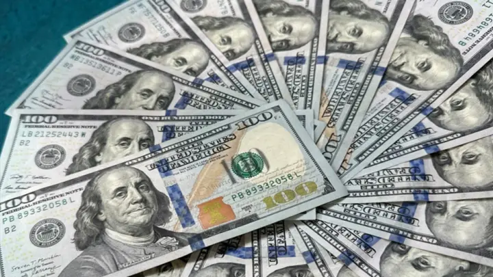 Dólar afunda e Bolsa dispara com alívio externo e eleição no Brasil