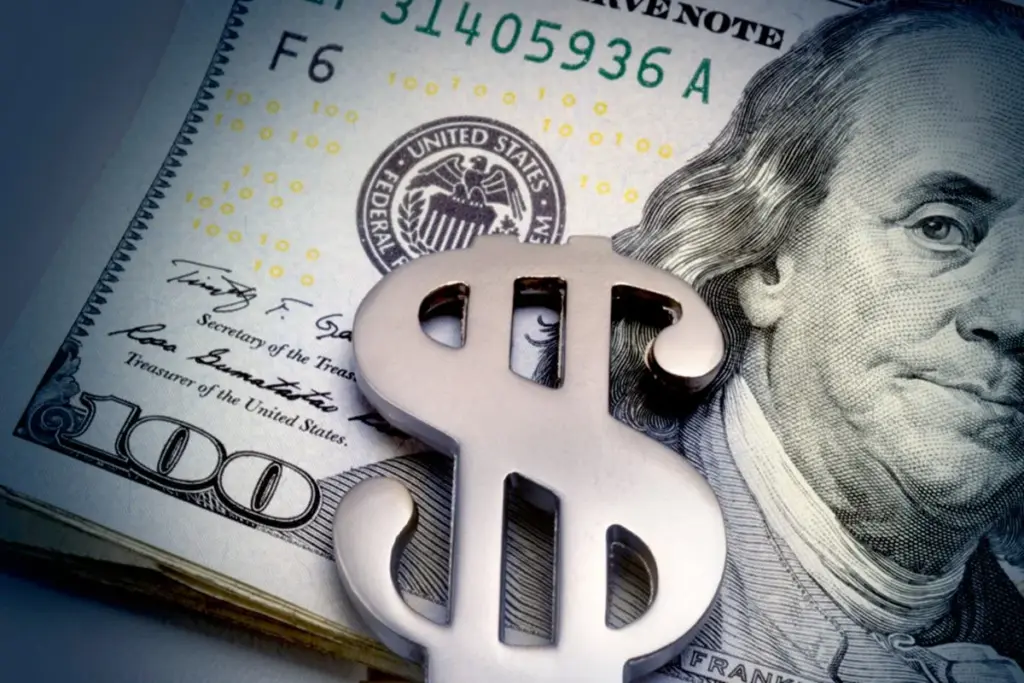 Dólar mantém tendência de alta mesmo com recuo do preço do petróleo