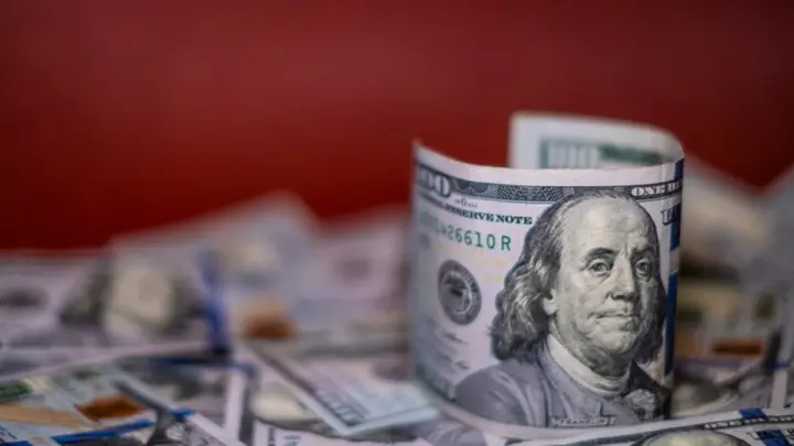 Dólar sobe e Bolsa cai no embalo de fuga de investidores estrangeiros