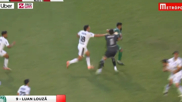 Em eliminação do Gama, ex-Palmeiras dá socos em adversários após expulsão