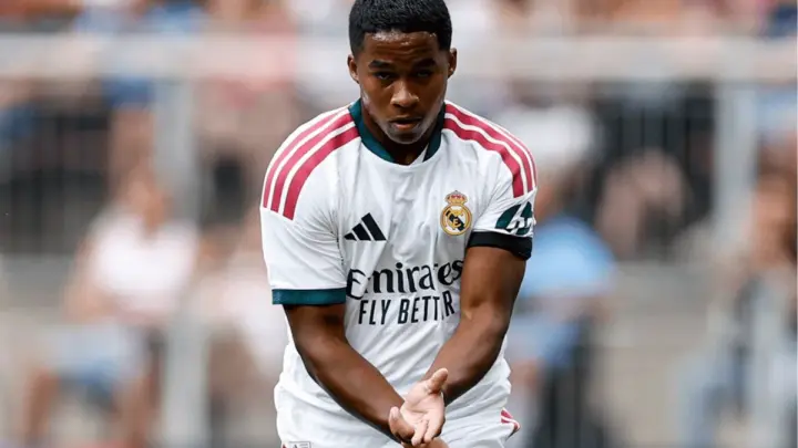 Em meio a rumores de saída, Endrick recebe a camisa 9 do Real Madrid