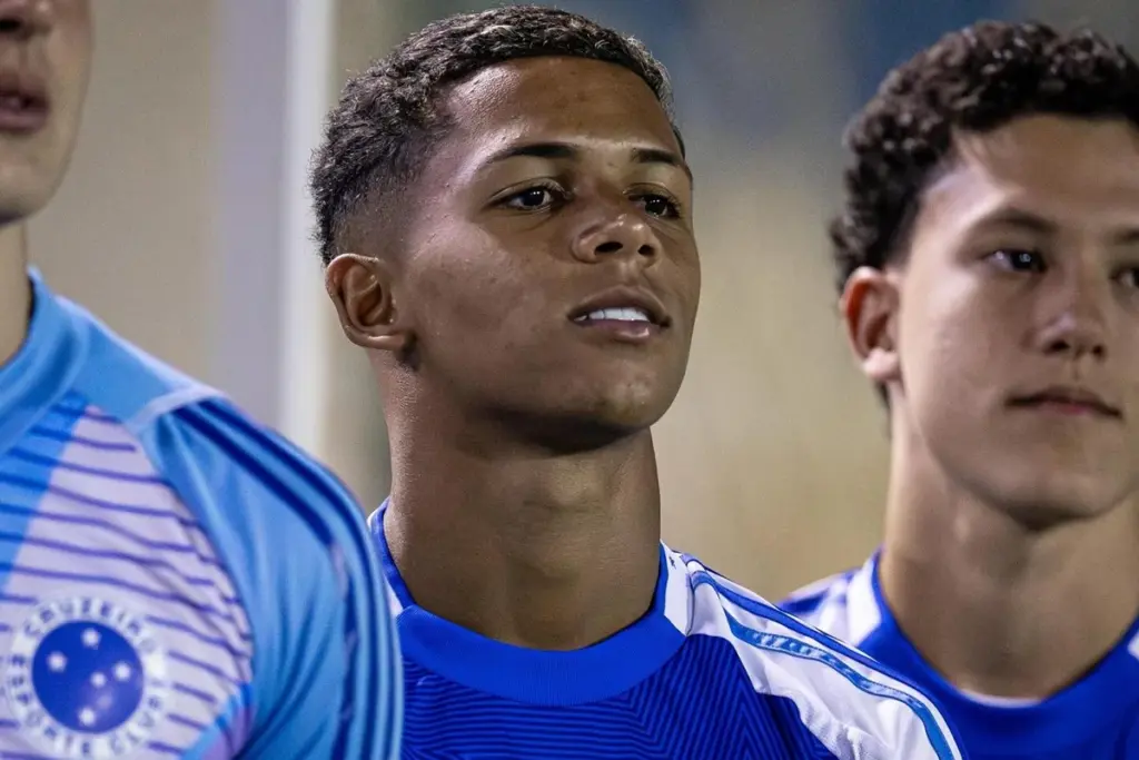 "Errei", diz jogador do Cruzeiro após foto com a camisa do Flamengo