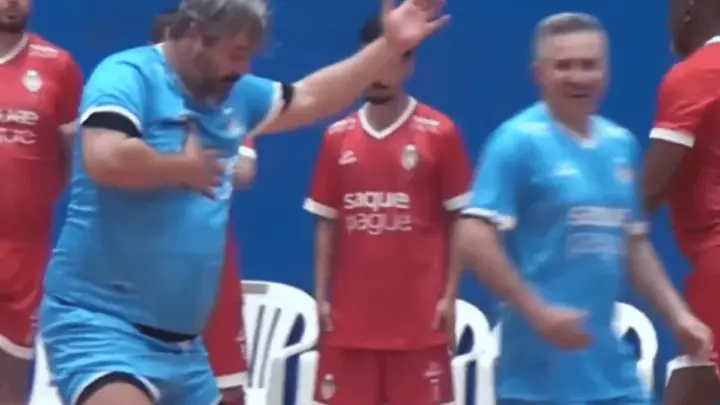 Ex-Grêmio, Douglas marca gol em jogo de futsal e provoca Internacional