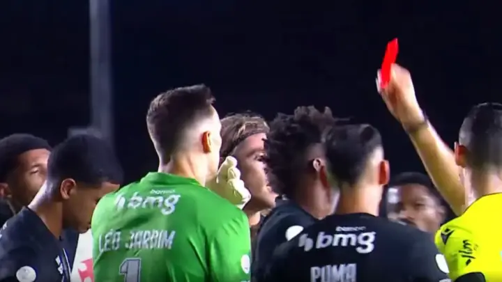 Vasco tem expulsão polêmica no primeiro tempo contra o Vitória; veja