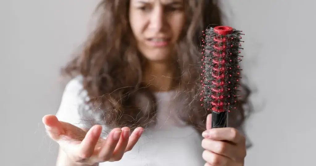 Queda de cabelo: confira hábitos diários que pressionam o couro cabeludo