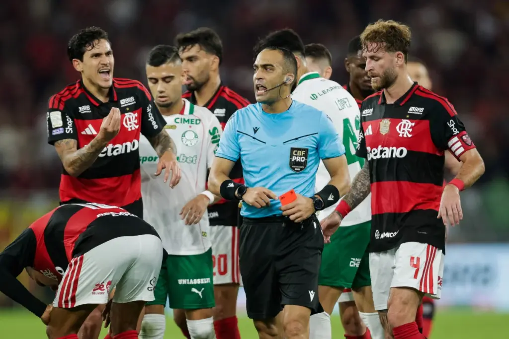 Flamengo critica arbitragem no Brasil e aponta privilégio ao Palmeiras