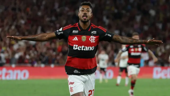 Flamengo derrota Vitória e mantém vice-liderança do Brasileirão