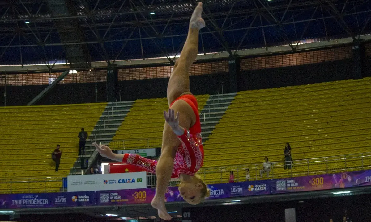 Flávia Saraiva lidera três aparelhos após 1ª bateria do Brasileiro