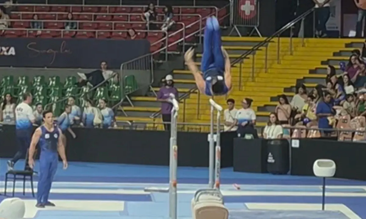 Ginástica: Arthur Nory cai de cara na execução nas barras paralelas