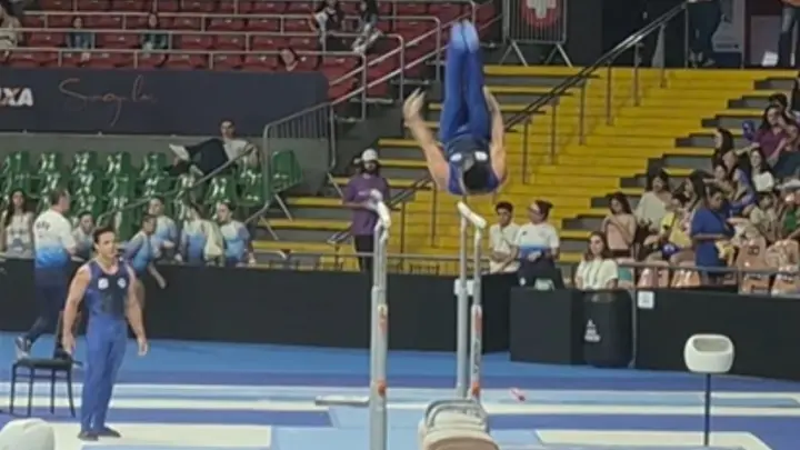 Ginástica: Arthur Nory cai de cara na execução nas barras paralelas