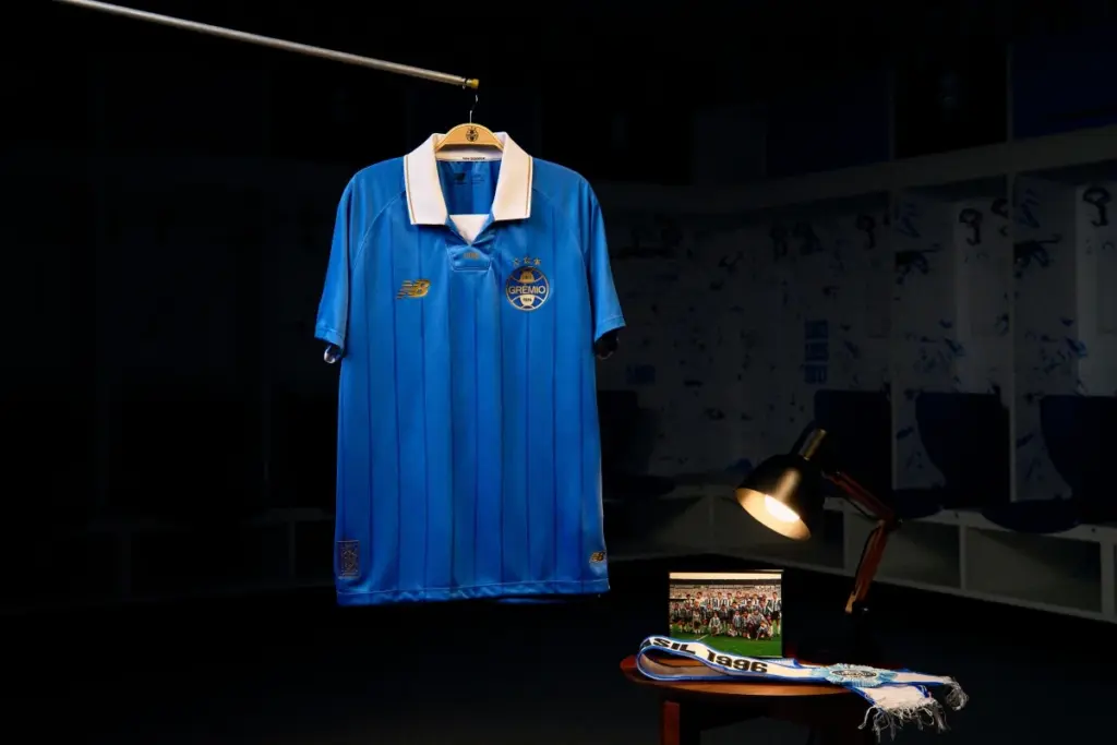 Grêmio lança 3º uniforme em homenagem aos 30 anos da tríplice coroa