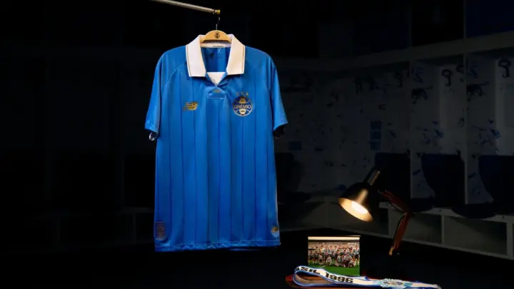 Grêmio lança 3º uniforme em homenagem aos 30 anos da tríplice coroa