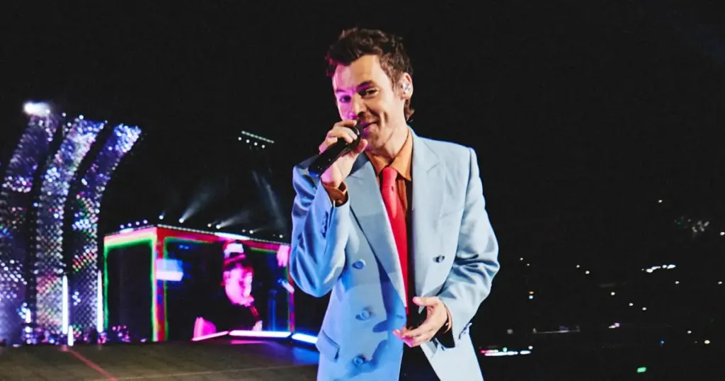 Harry Styles escorrega no palco após tempestade de granizo no México; veja