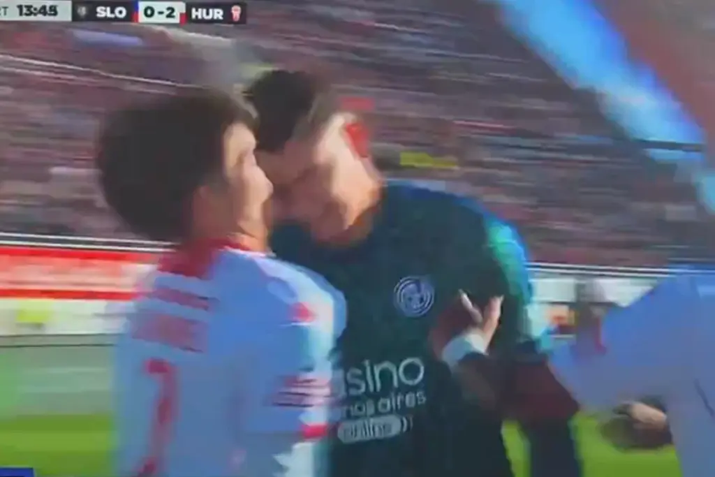 Herói do Paraguai na Copa, Gill é expulso por agressão após levar gol