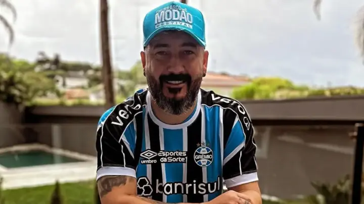 Com sobrepeso, Douglas provoca Inter após marcar gol em GreNal; veja
