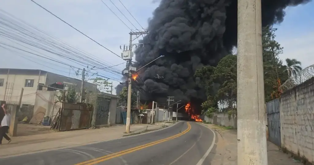 Incêndio de grandes proporções atinge indústria em SP