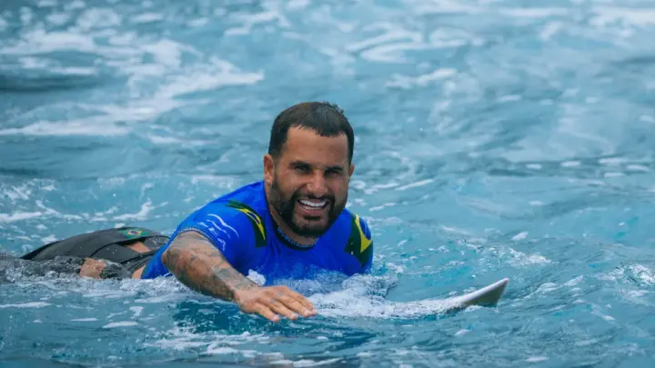 Ítalo Ferreira leva cinco pontos no nariz após acidente com prancha em Fiji