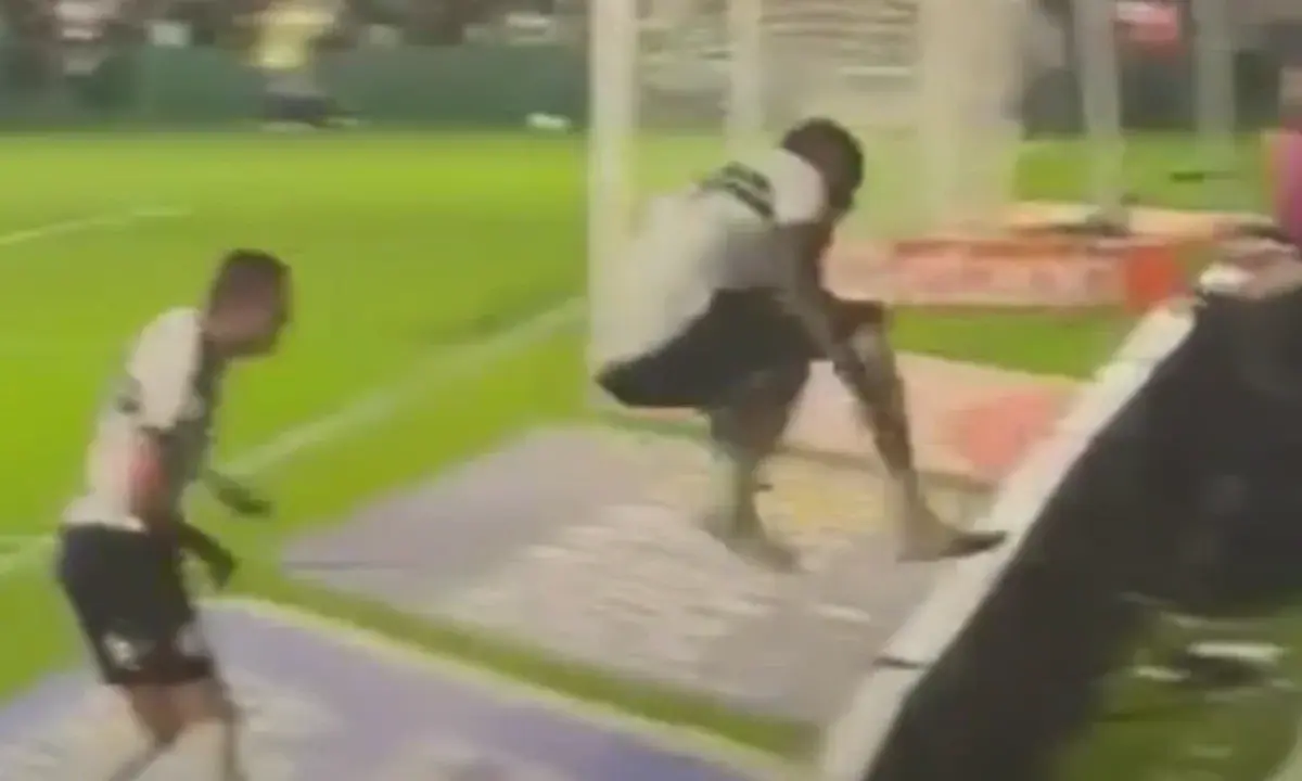Jacy, do Coritiba, tranquiliza torcida após queda em túnel de acesso