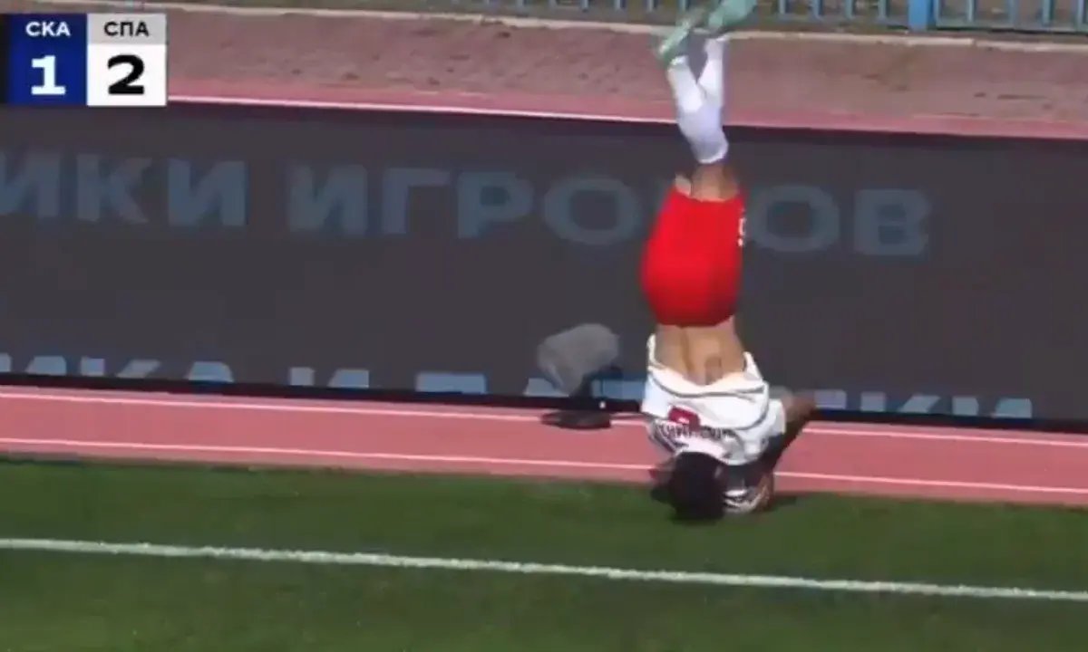 Jogador dá cambalhota em cobrança de lateral e lance termina em gol