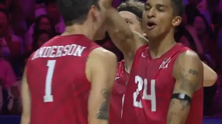 Jogador de vôlei dos EUA acerta cotovelada em companheiro na VNL