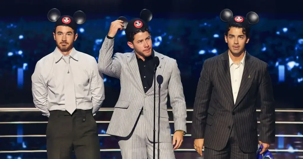 Anne Hathaway e Jonas Brothers se tornam lendas da Disney; veja como foi