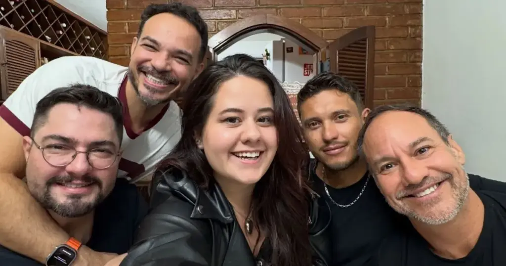 Atriz de “Avenida Brasil” celebra data com pais e padrastos: “Sortuda”