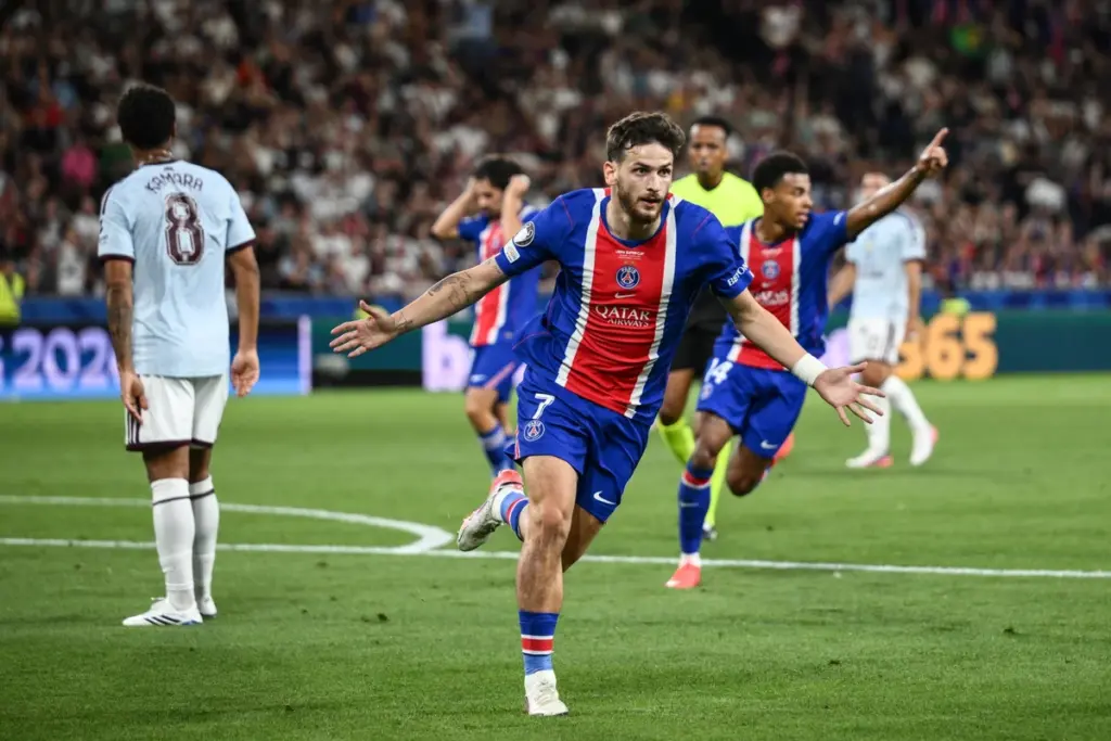 Kvaratskhelia marca para o PSG na Supercopa e web pede Bola de Ouro