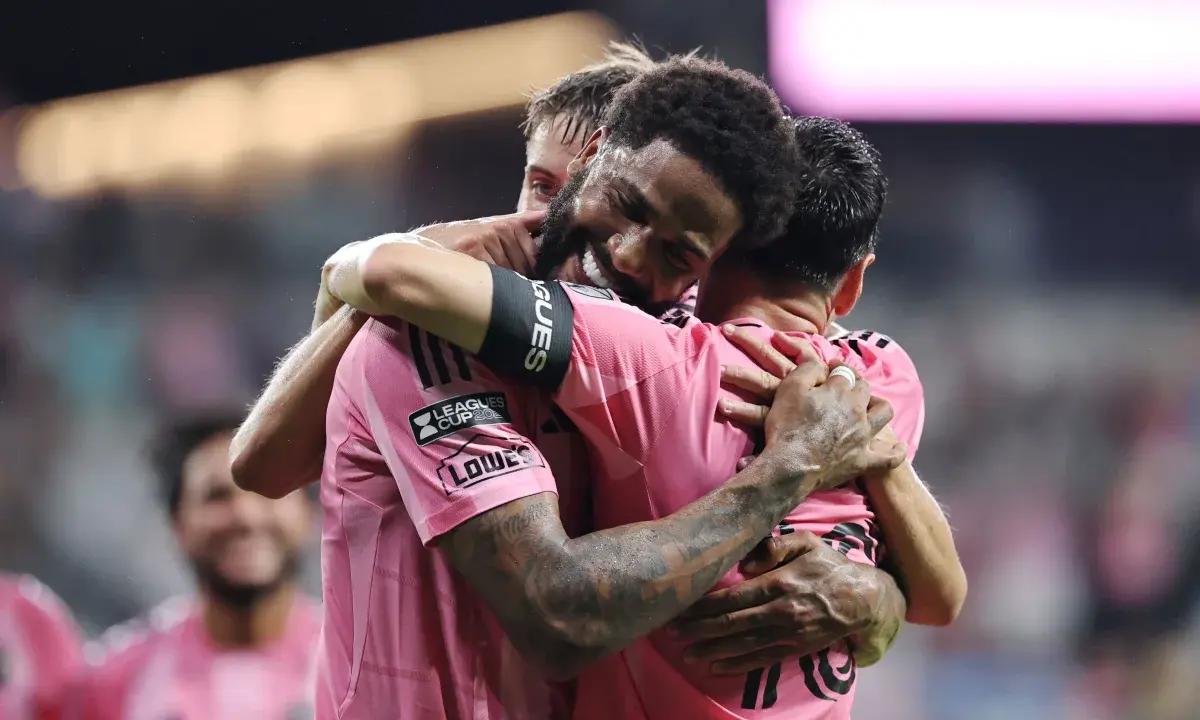 Lembra dele? Micael, ex-Palmeiras, faz gol com assistência de Messi