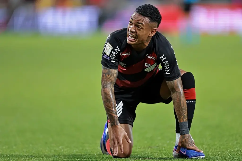 Léo Derik, do Athletico, é condenado a 13 anos de prisão por estupro