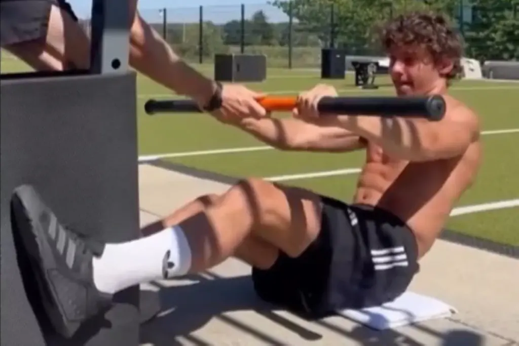 Líder da F1, Antonelli compartilha treino durante pausa da temporada