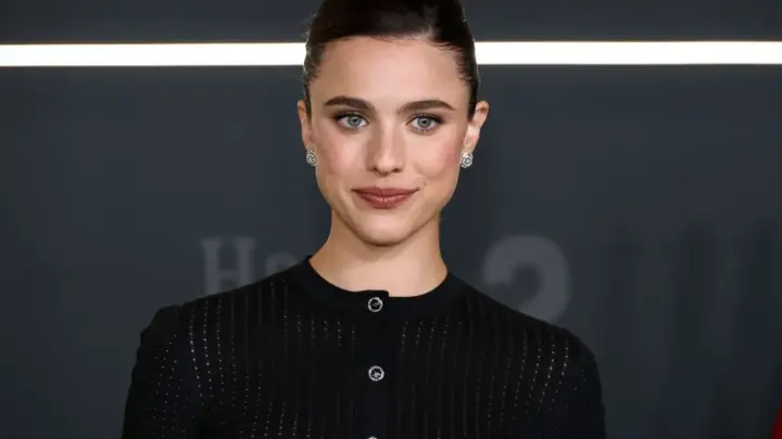 Sandália sem sola? Conheça modelo da Chanel usado por Margaret Qualley