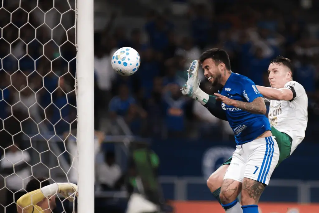Matheus Henrique fratura o nariz durante partida do Cruzeiro