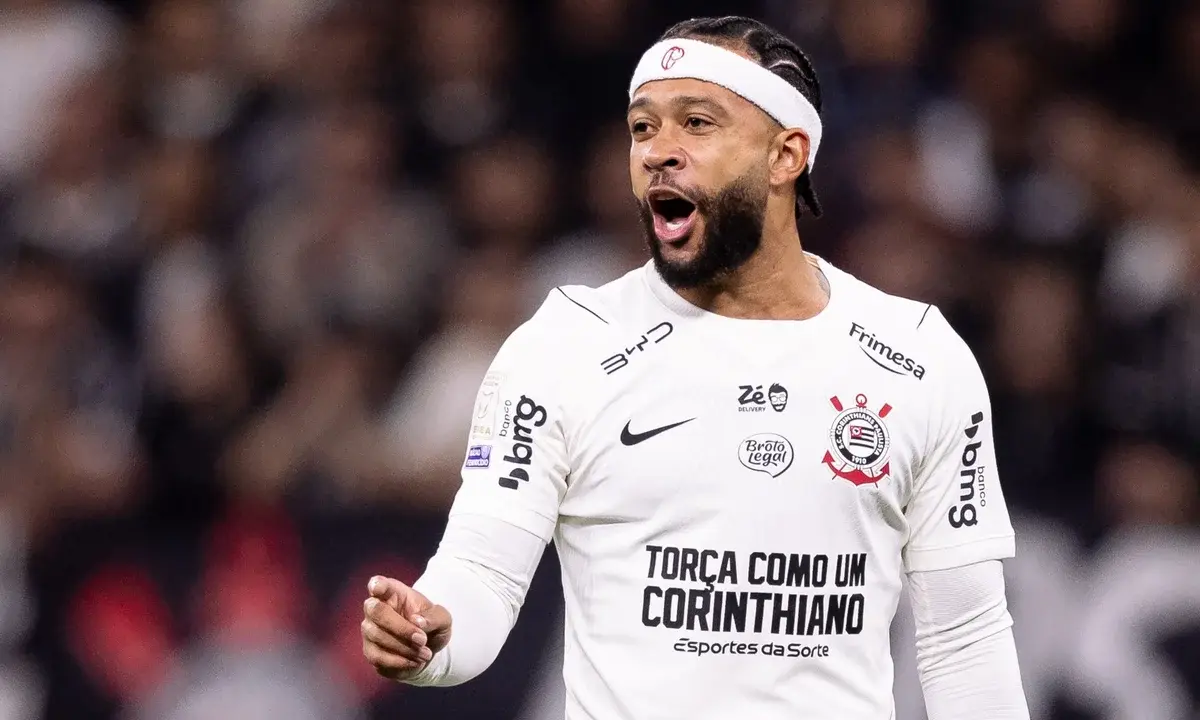 Memphis Depay desembarca em SP para discutir renovação com Corinthians