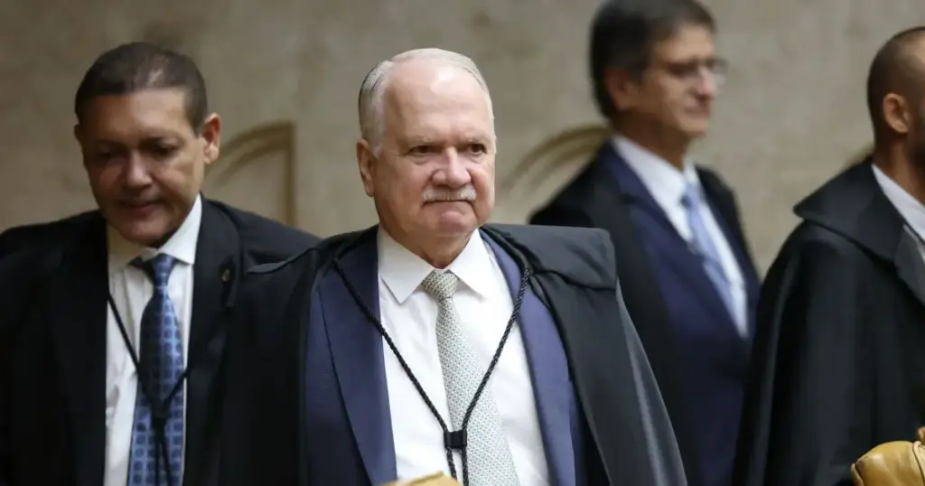 Críticas ao STF não fragilizam a Corte, afirma Fachin