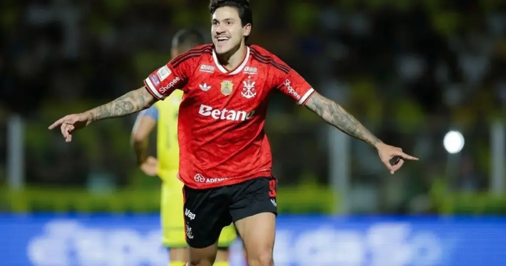 Flamengo atropela Mirassol e cola de vez no Palmeiras, líder do Brasileirão