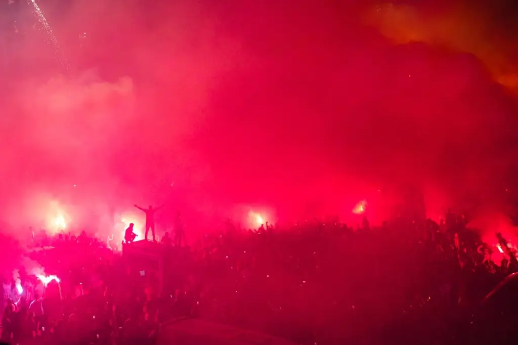 Mohamed Salah é recebido com muita festa pela torcida do Trabzonspor