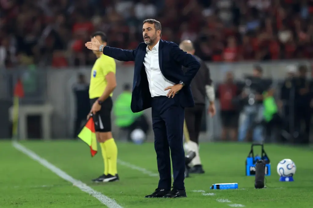 "Não conseguimos pressionar", avalia Artur Jorge após eliminação