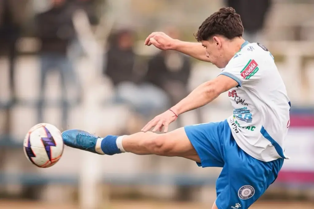 No Uruguai, chutão para fora do estádio causa colisão entre carros