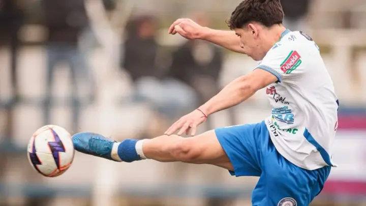 No Uruguai, chutão para fora do estádio causa colisão entre carros