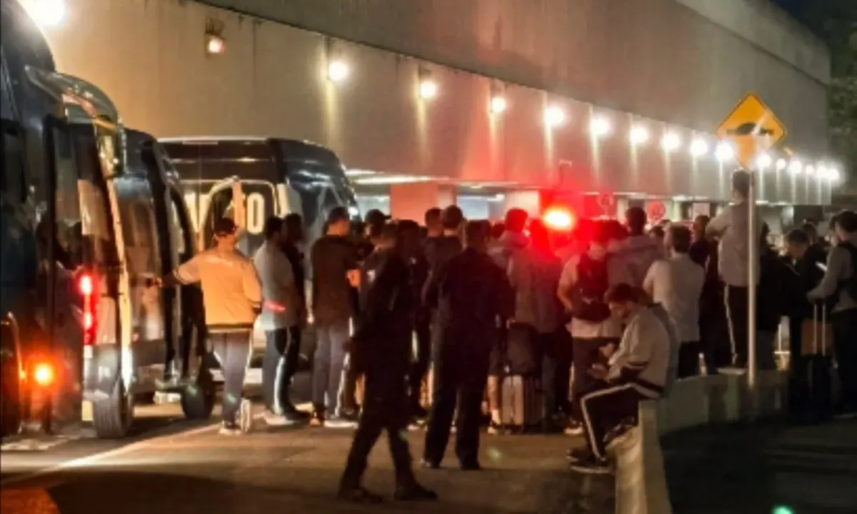 Organizada do Botafogo cobra equipe em desembarque no Rio de Janeiro