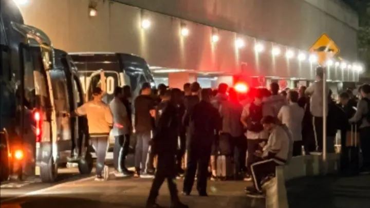Organizada do Botafogo cobra equipe em desembarque no Rio de Janeiro