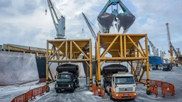 Governo busca priorizar desembarque de fertilizantes para safra 2026/27