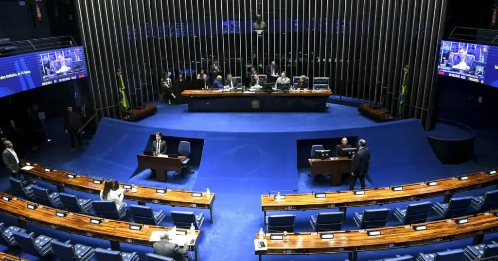 Vai à sanção PLP dos combustíveis com trava fiscal e jabutis