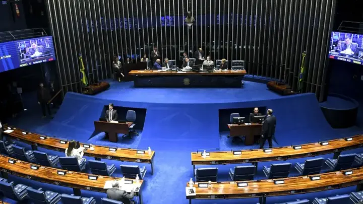 Vai à sanção PLP dos combustíveis com trava fiscal e jabutis