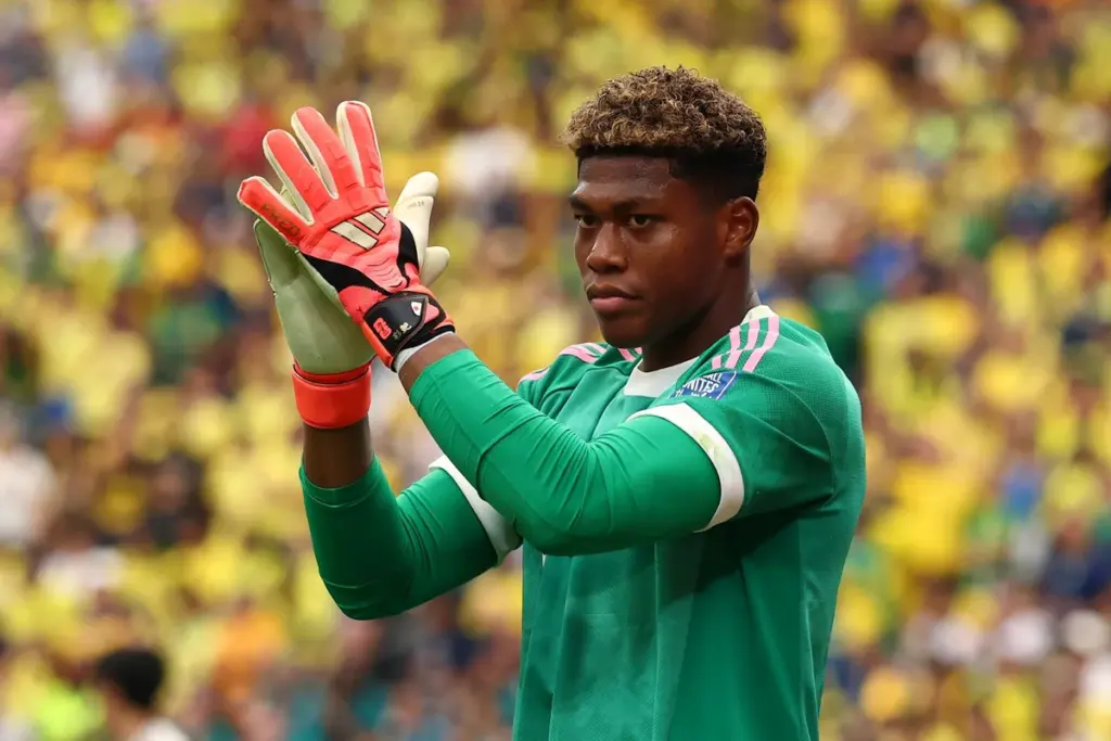 PSG acerta contratação de Suzuki, goleiro do Japão, por R$ 206 milhões