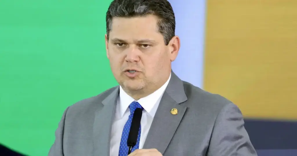 Alcolumbre evita cravar votação da 6×1 e diz que vai ouvir senadores